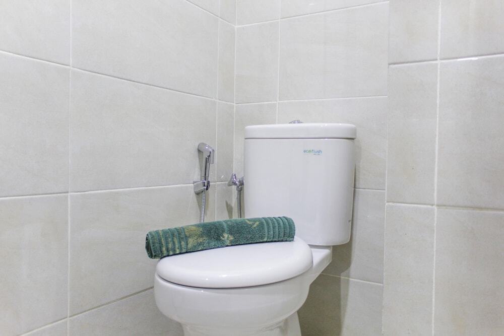 Чикаранг: Cozy and Comfortable Studio (No Kitchen) Apartment at Mustika Golf Residence