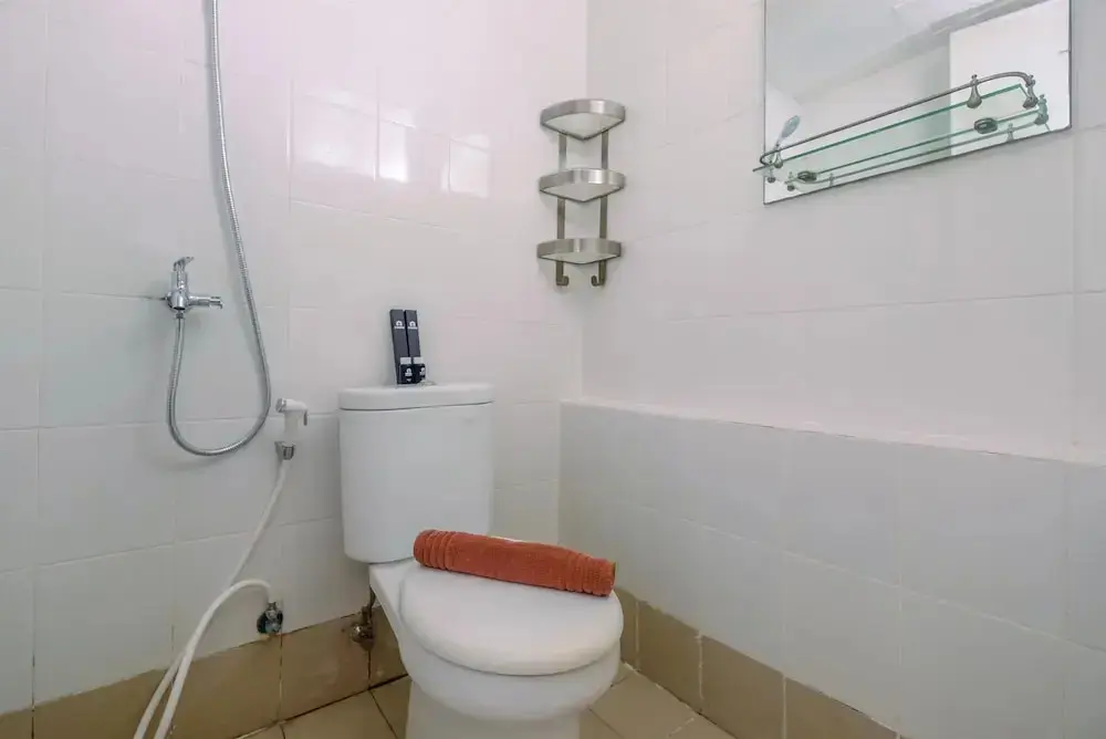Джакарта: Simply Good Studio Bassura City Apartment