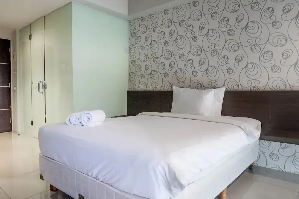 Сурабая: Classic Modern Studio Room Apartment at The Square Surabaya