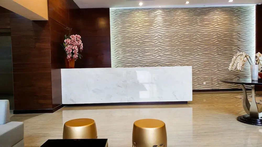Джакарта: Simply Modern Classic Studio at Nifarro Apartment