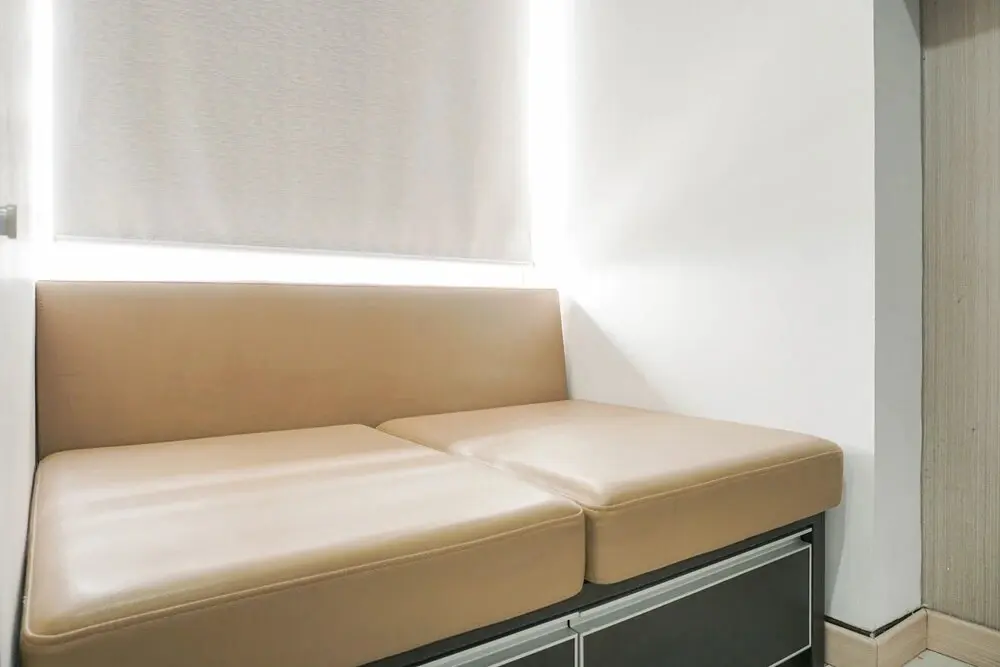 Джакарта: Simply Modern Classic Studio at Nifarro Apartment