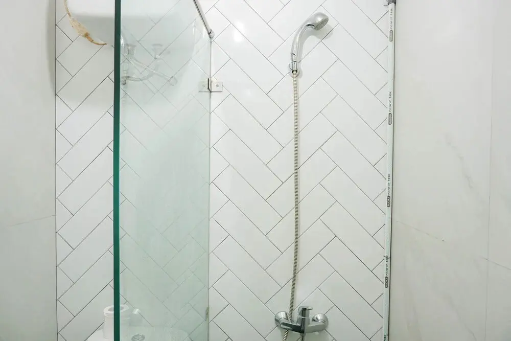 Джакарта: Simply Modern Classic Studio at Nifarro Apartment