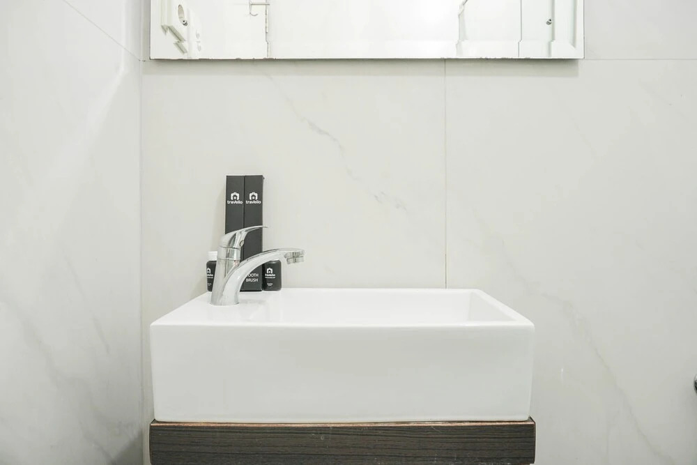 Джакарта: Simply Modern Classic Studio at Nifarro Apartment