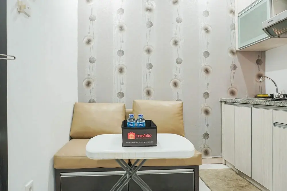 Джакарта: Simply Modern Classic Studio at Nifarro Apartment