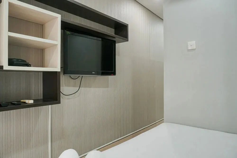 Джакарта: Simply Modern Classic Studio at Nifarro Apartment