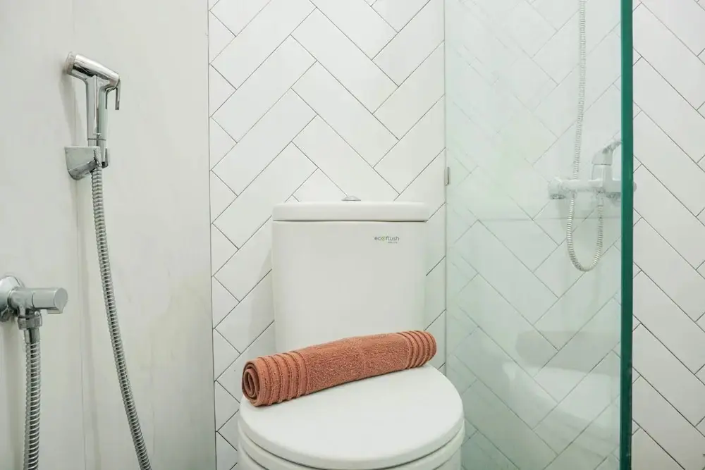 Джакарта: Simply Modern Classic Studio at Nifarro Apartment