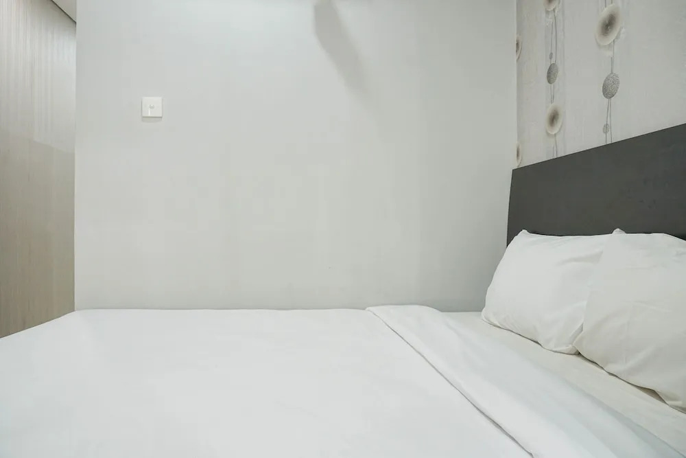 Джакарта: Simply Modern Classic Studio at Nifarro Apartment
