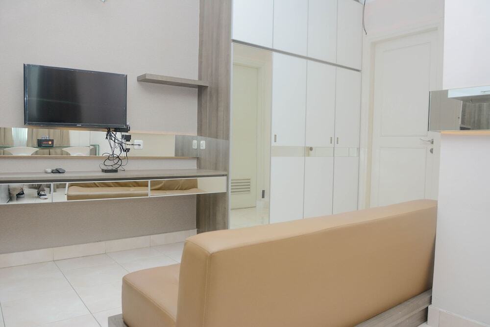 Джакарта: Comfort 1BR at The Boulevard Apartment