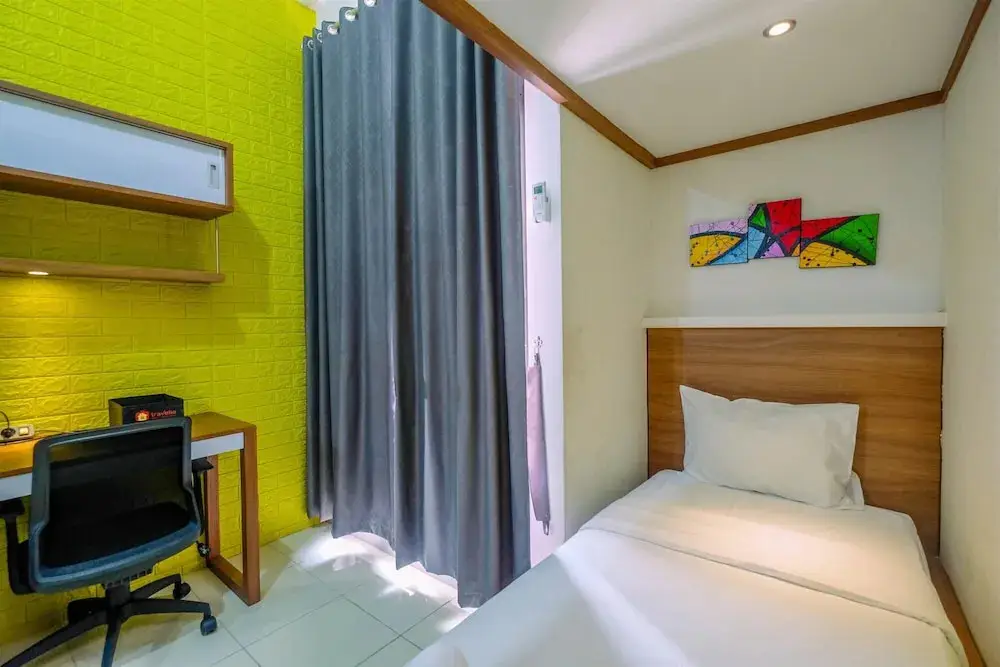 Депок: Comfort Studio with Bunk Bed at Dave Apartment