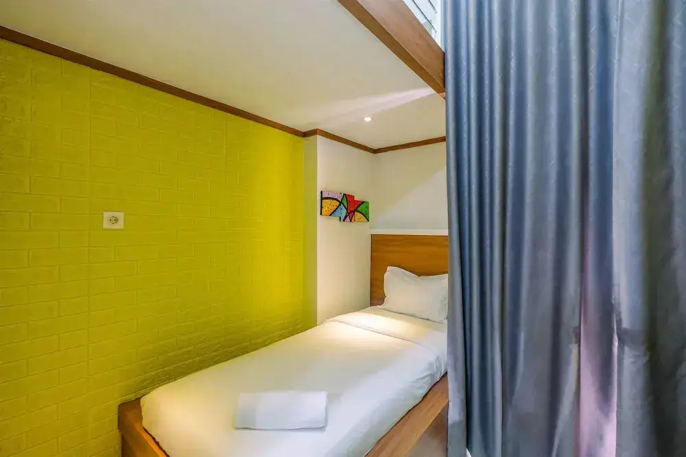 Депок: Cozy Studio with Bunk Bed at Dave Apartment near UI