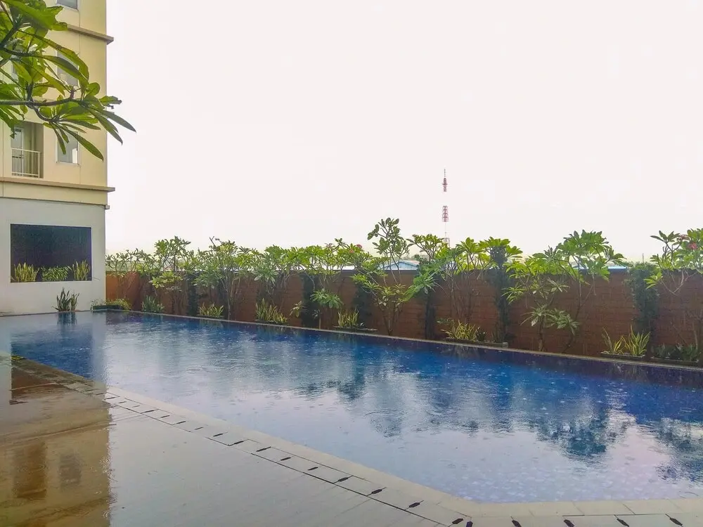 Караванг: Cozy Stay 2BR Tamansari Mahogany Apartment