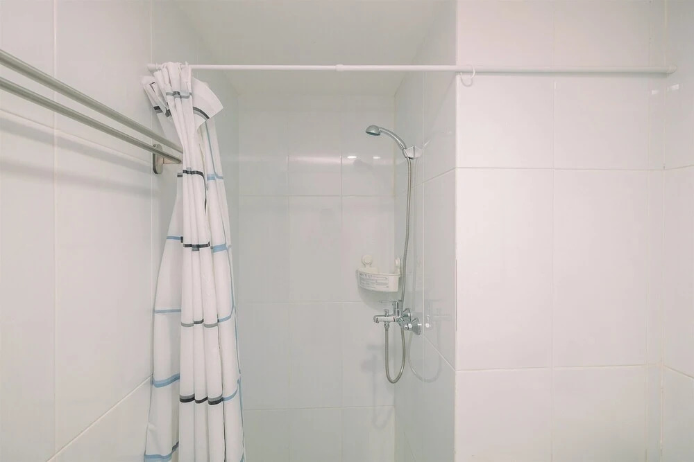 Караванг: Cozy Stay 2BR Tamansari Mahogany Apartment