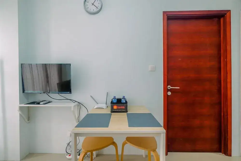 Караванг: Cozy Stay 2BR Tamansari Mahogany Apartment