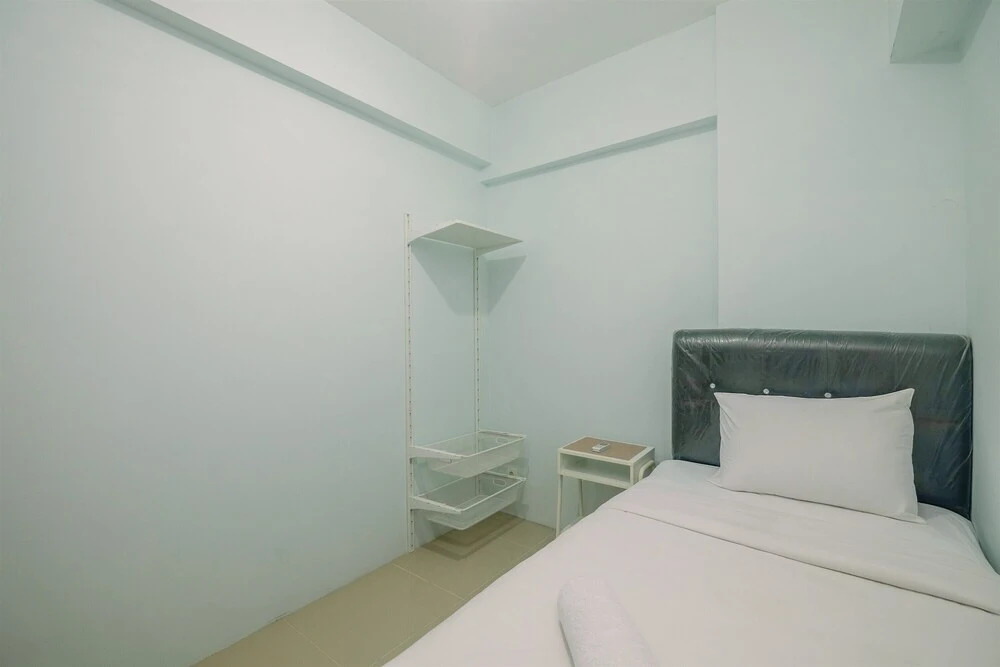 Караванг: Cozy Stay 2BR Tamansari Mahogany Apartment