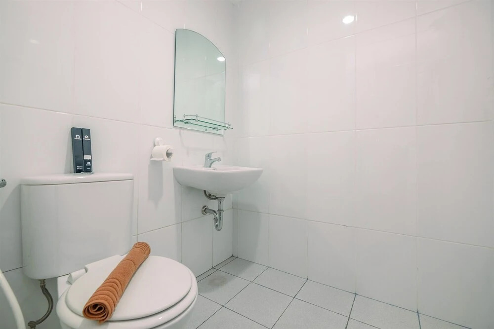 Караванг: Cozy Stay 2BR Tamansari Mahogany Apartment