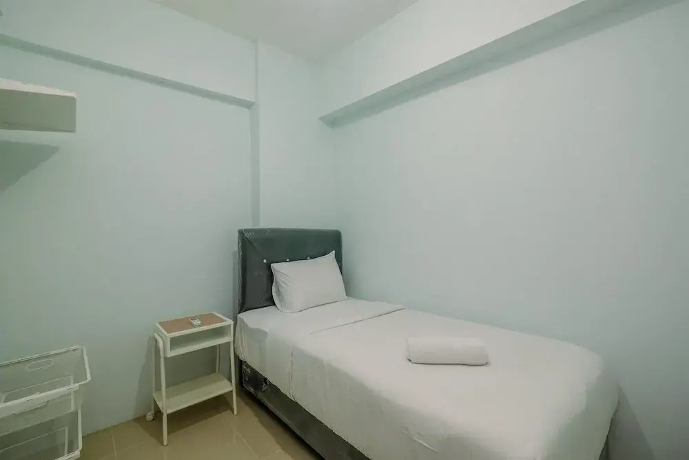 Караванг: Cozy Stay 2BR Tamansari Mahogany Apartment