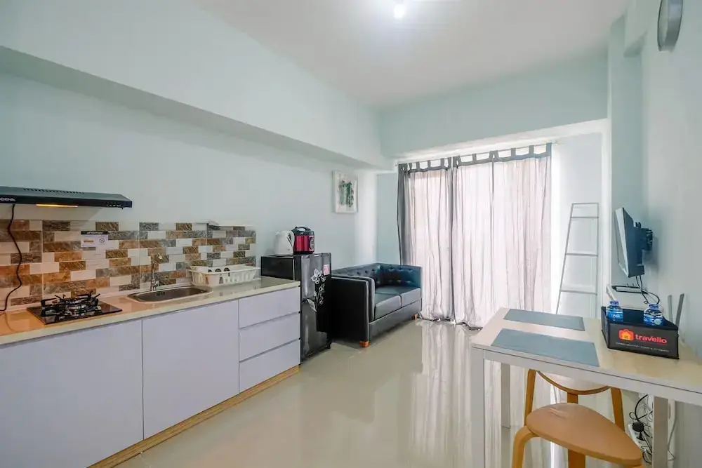 Караванг: Cozy Stay 2BR Tamansari Mahogany Apartment