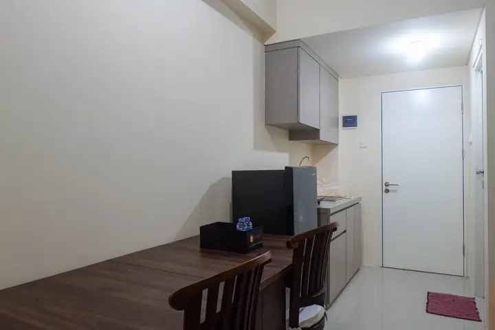 Сурабая: Spacious Comfortable 1BR Apartment at My Tower Surabaya