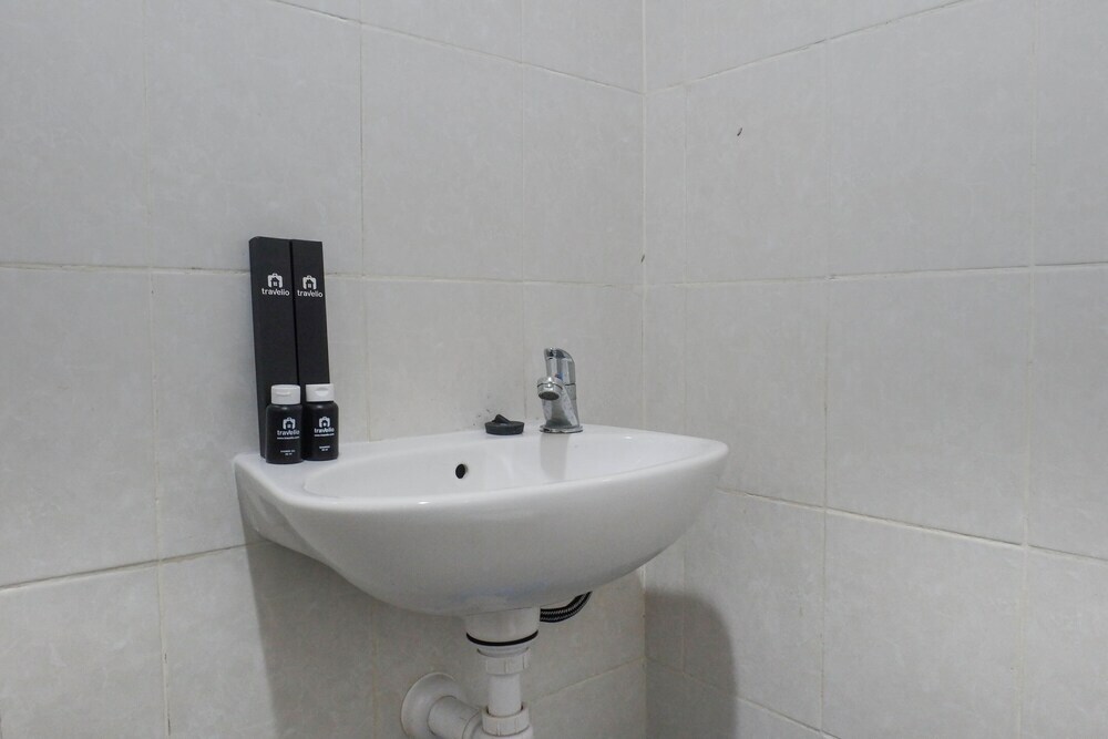 Сурабая: Spacious Comfortable 1BR Apartment at My Tower Surabaya