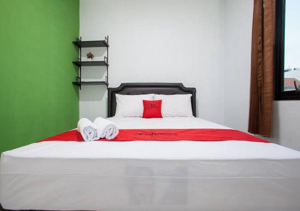 Сурабая: RedDoorz Syariah near DBL Arena 2