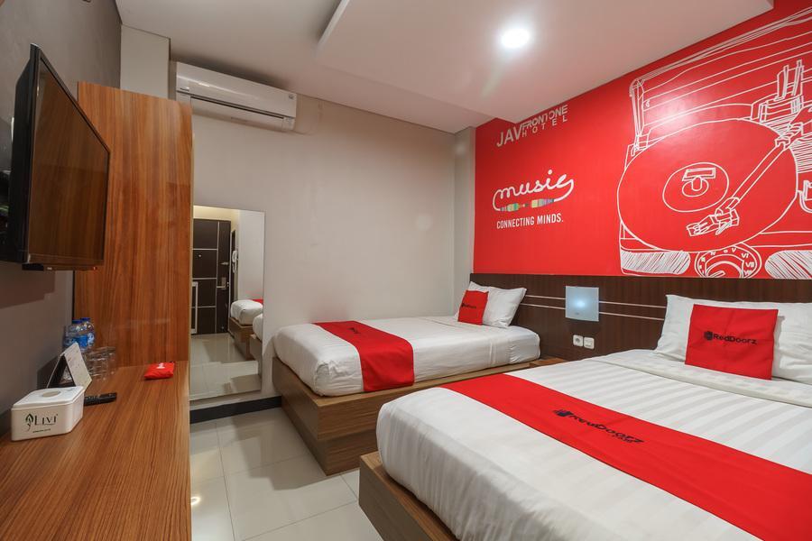 Лахат: Hotel JAV Front One