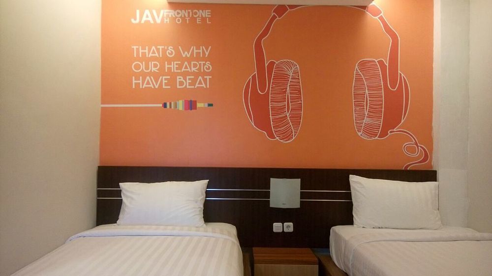 Лахат: Hotel JAV Front One