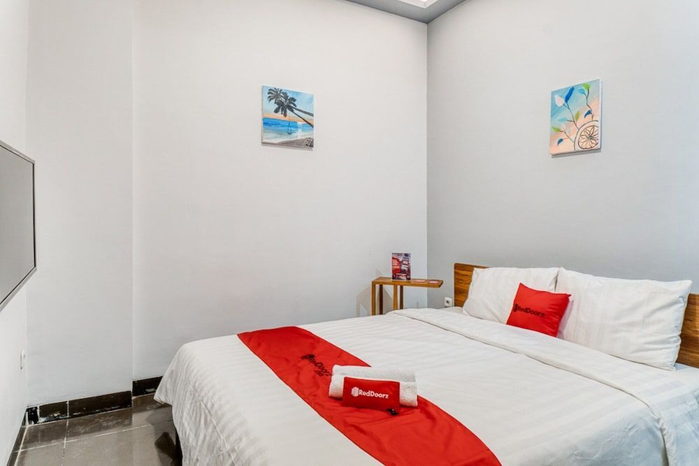 Джакарта: RedDoorz Plus near Taman Ismail Marzuki