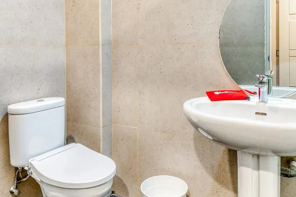 Джакарта: RedDoorz Plus near Taman Ismail Marzuki