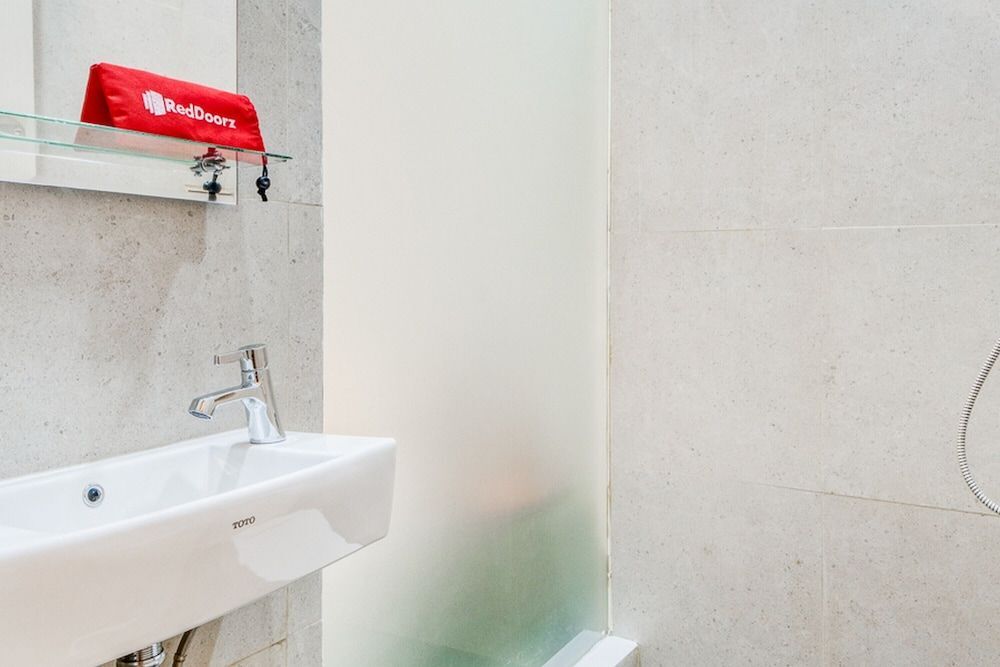 Джакарта: RedDoorz Plus near Taman Ismail Marzuki