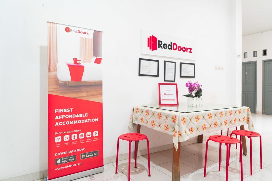 Бекаси: RedDoorz Syariah near Grand Galaxy Park