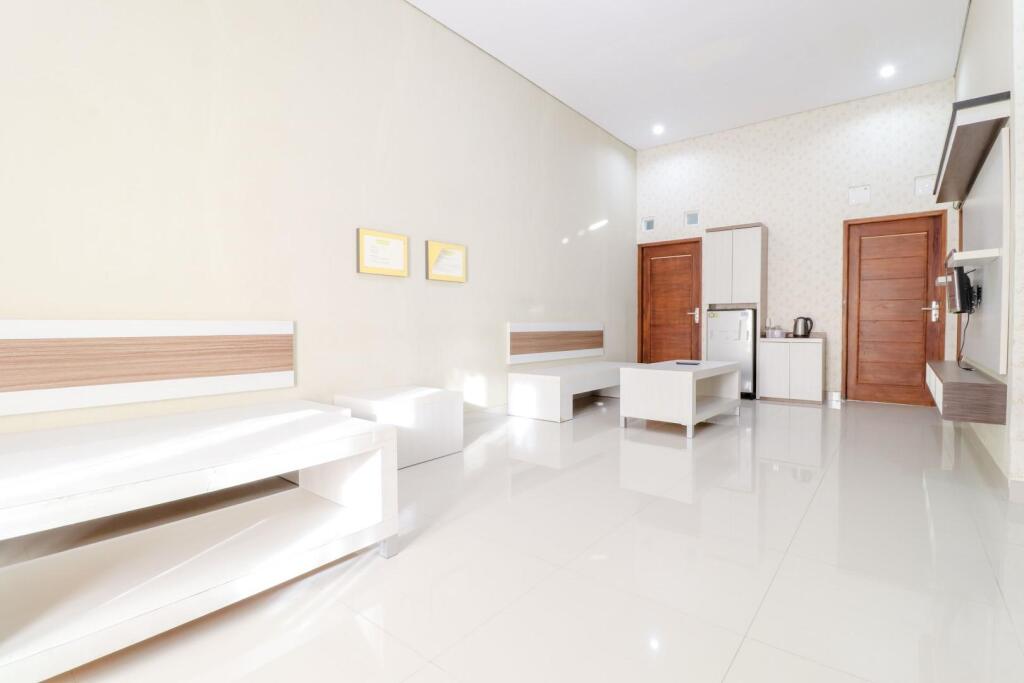 Батуретно: Homestay Family Syariah