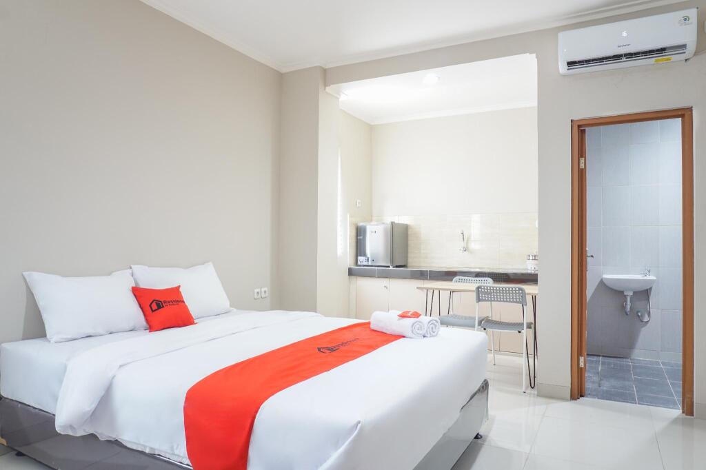Джакарта: Residences by RedDoorz near MT Haryono (Minimum Stay 6 Nights)