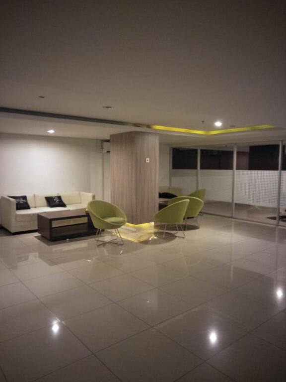 Сурабая: Apartemen Pavilion Permata by Faiza