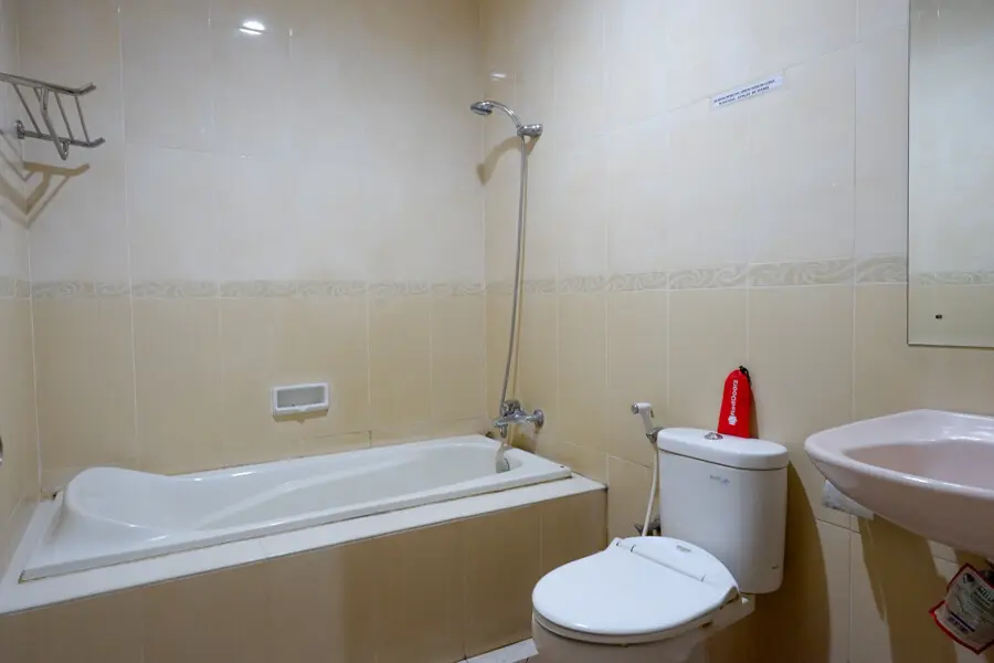 Паре-Паре: RedDoorz near Monumen Habibi Ainun