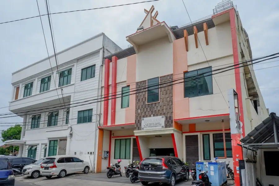 Паре-Паре: RedDoorz near Monumen Habibi Ainun
