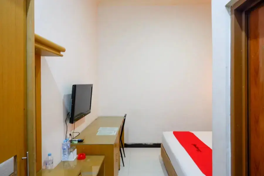 Паре-Паре: RedDoorz near Monumen Habibi Ainun