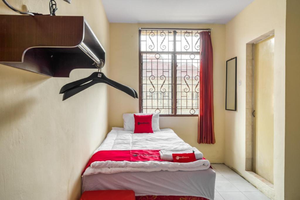 Медан: RedDoorz Plus near RSUD Dr. Pirngadi Medan 2