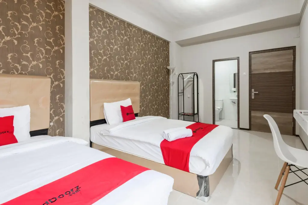 Сурабая: RedDoorz near Grand City Mall 2