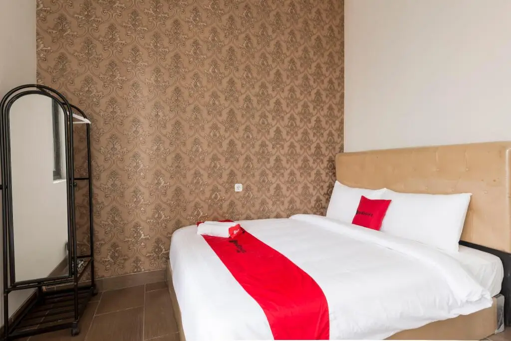 Сурабая: RedDoorz near Grand City Mall 2
