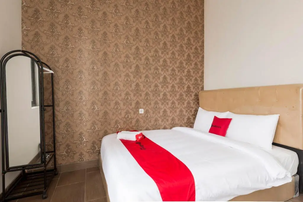 Сурабая: RedDoorz near Grand City Mall 2