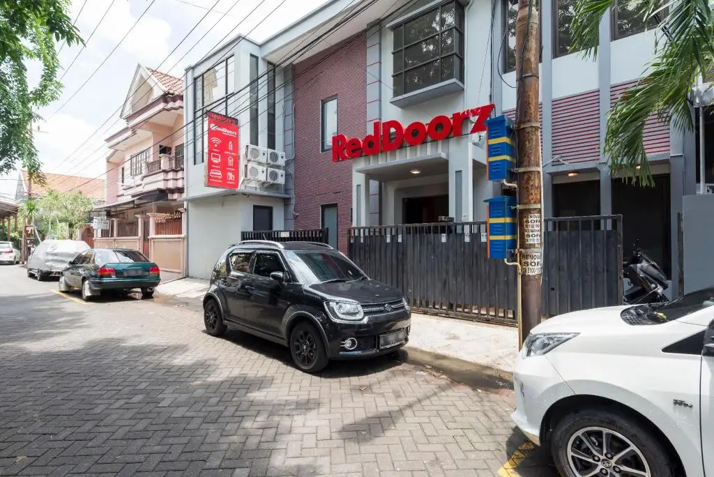 Сурабая: RedDoorz near Grand City Mall 2