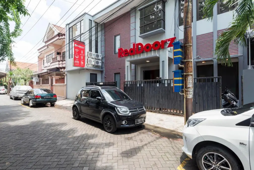 Сурабая: RedDoorz near Grand City Mall 2