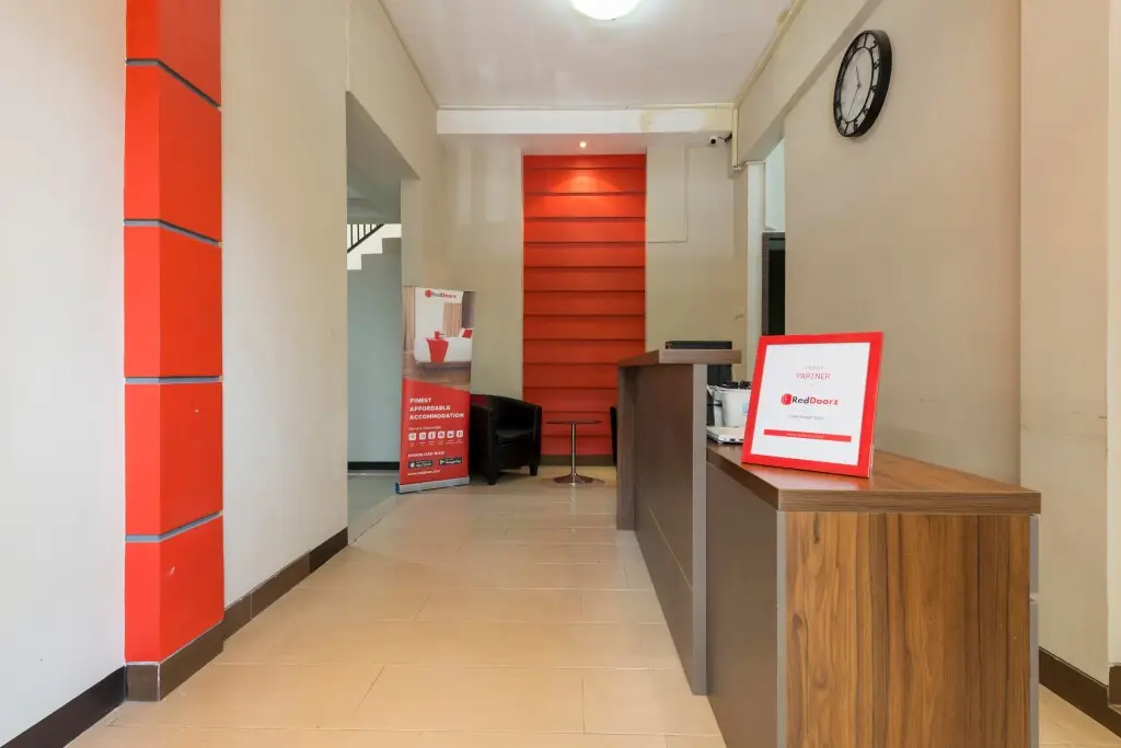 Сурабая: RedDoorz near Grand City Mall 2