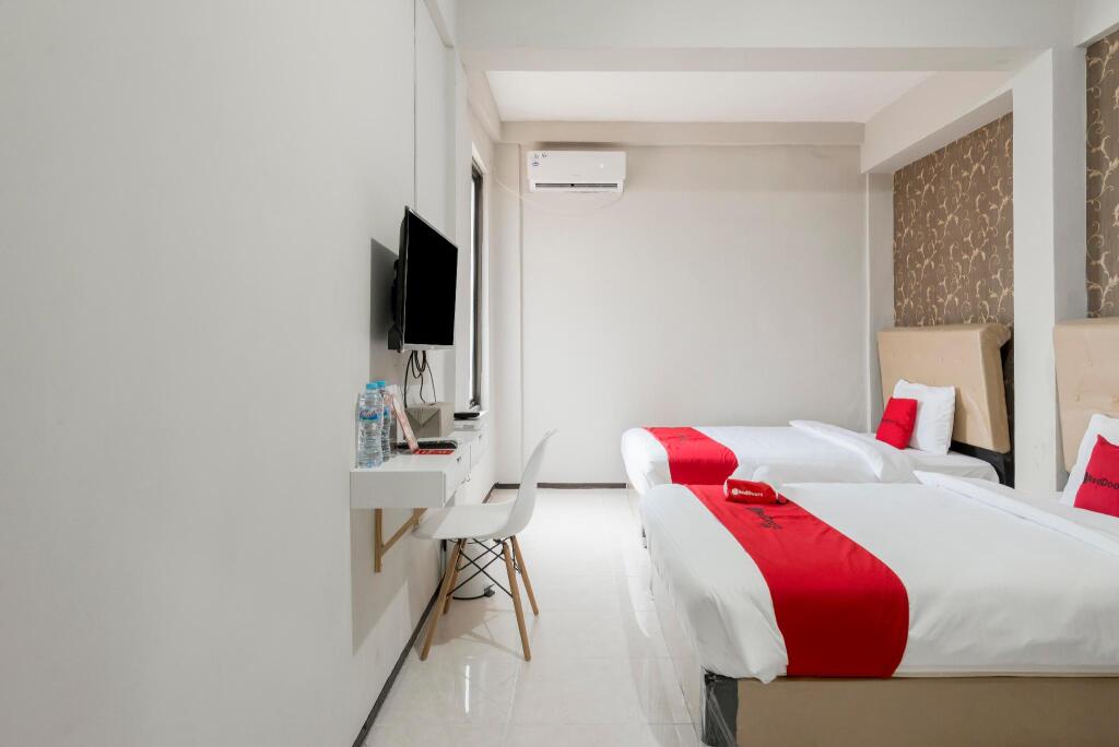 Сурабая: RedDoorz near Grand City Mall 2