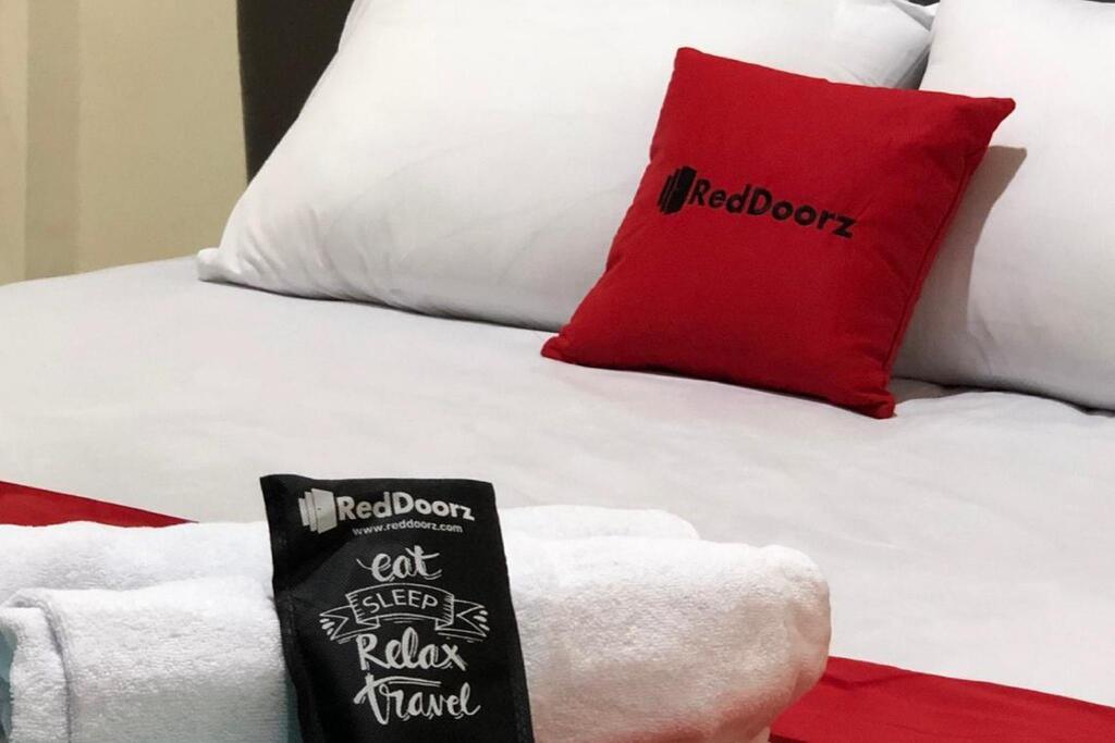 Медан: RedDoorz near RS Adam Malik Medan 2