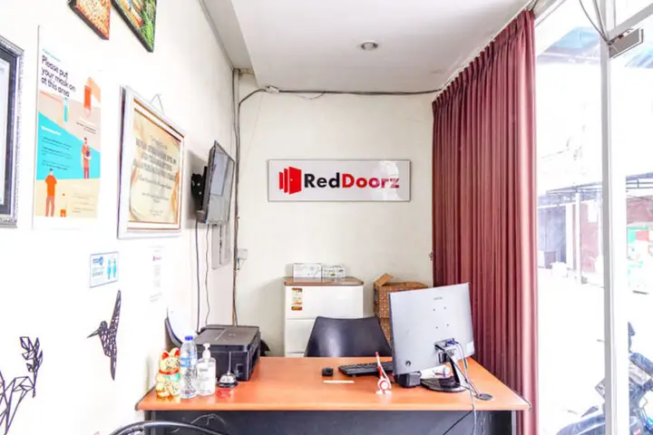 Сурабая: RedDoorz @ Darmo Park 1 Surabaya