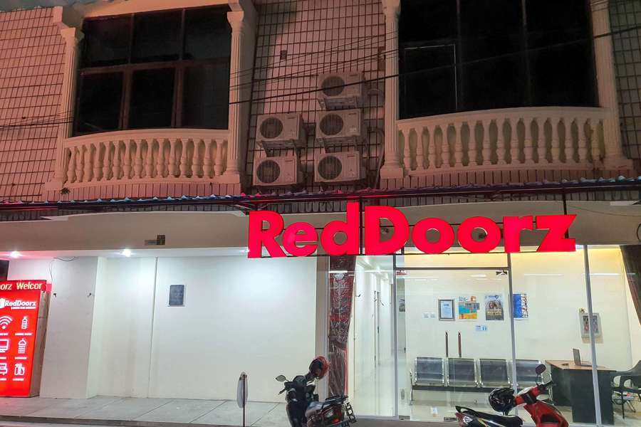 Сурабая: RedDoorz @ Darmo Park 1 Surabaya