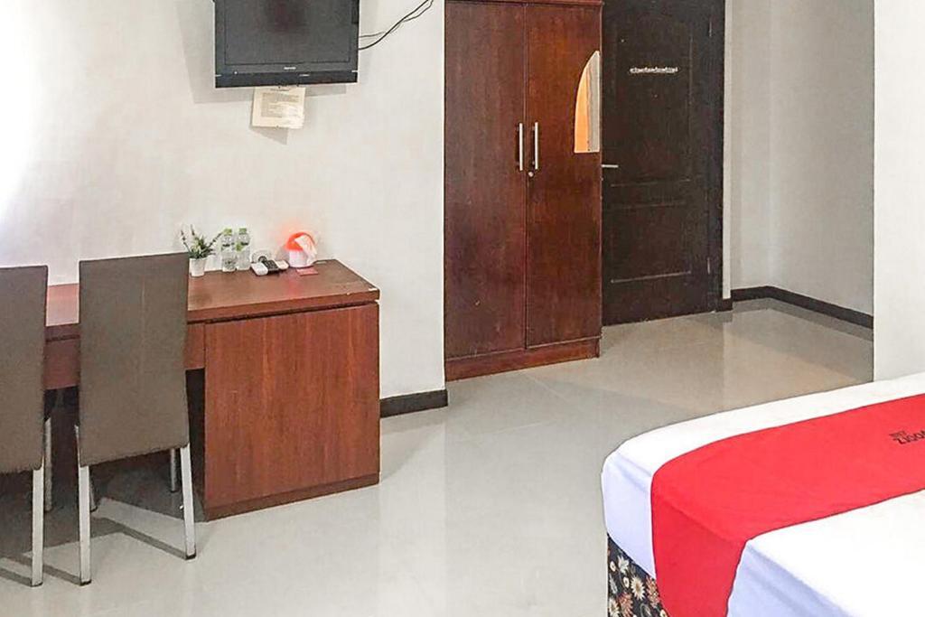 Сурабая: RedDoorz near Bukit Darmo Golf