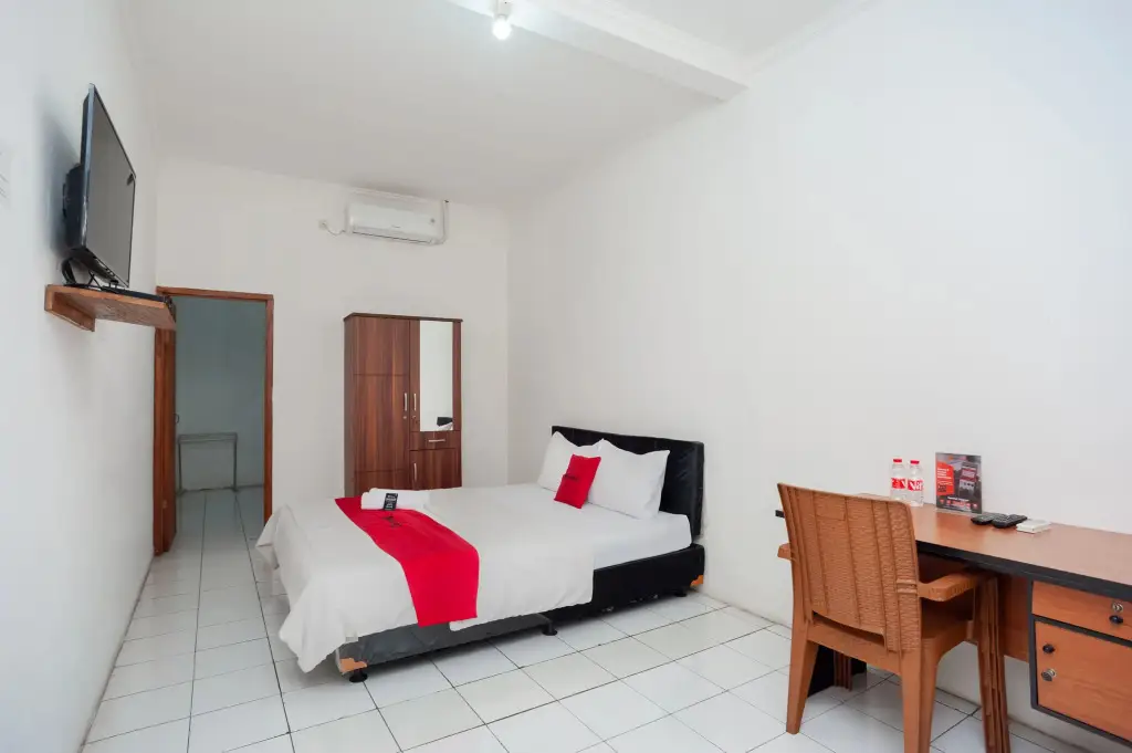 Бекаси: RedDoorz Syariah Plus near Jatiwarna Toll Gate