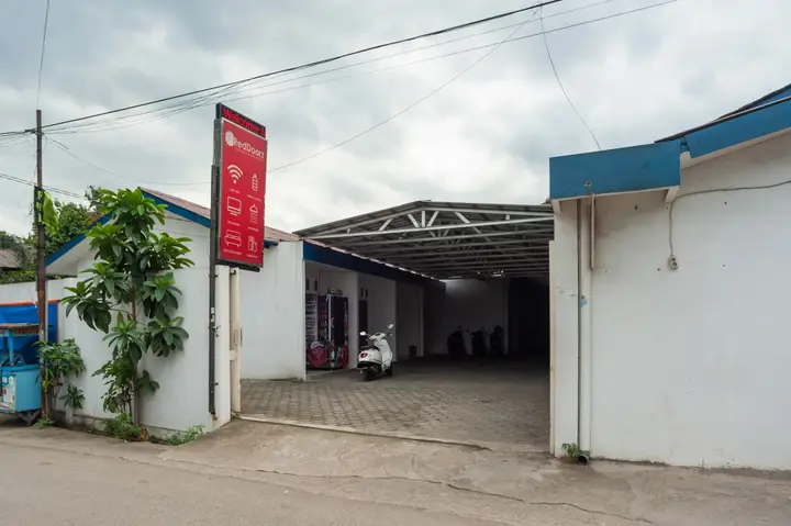 Бекаси: RedDoorz Syariah Plus near Jatiwarna Toll Gate